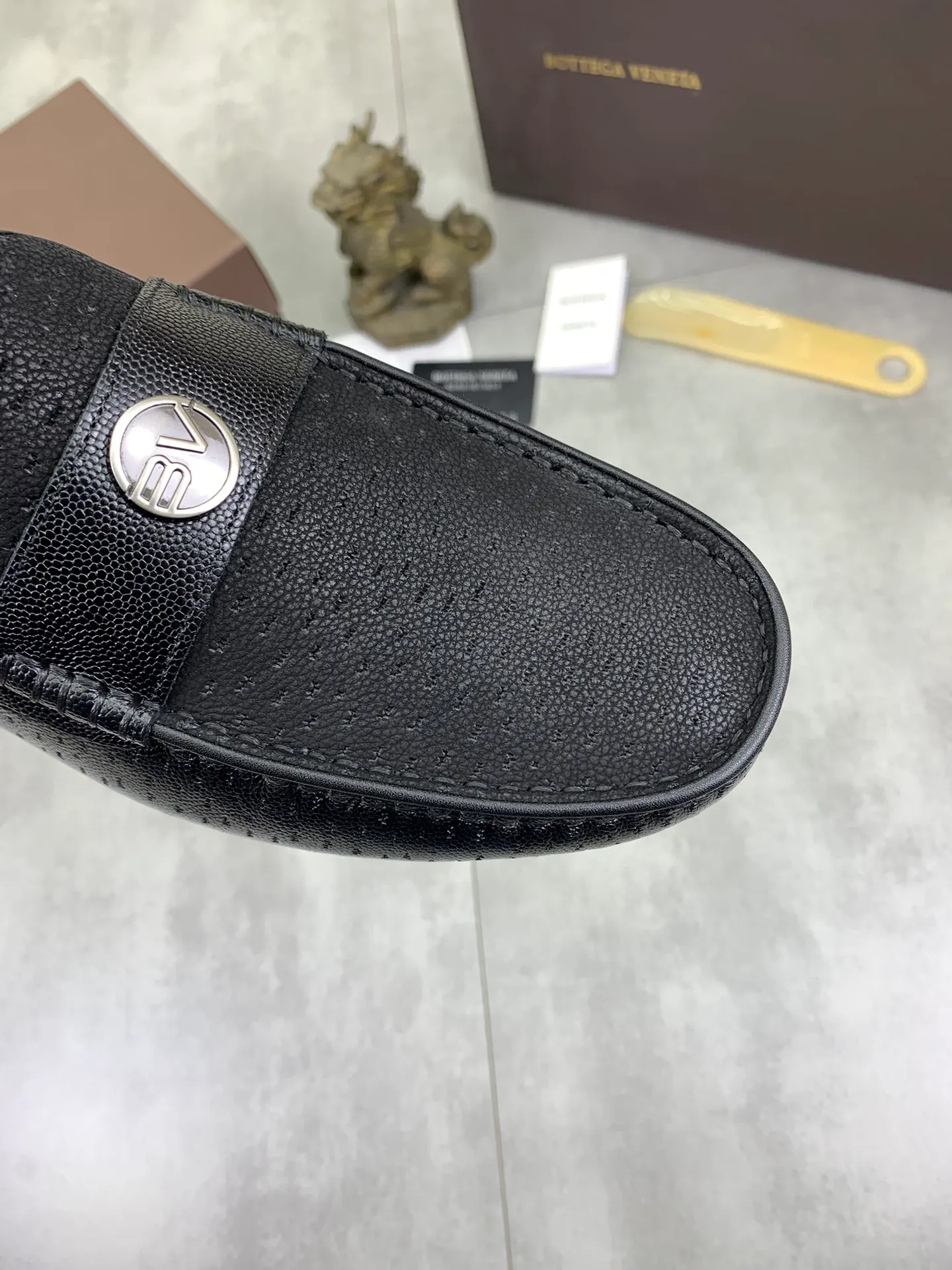 Men's shoes 💰P420 [New model] Water-dyed Niuli 💰High-quality business beanie shoes 💎💎💎 BOTTEGA VENETA official website synchronizes the latest top version of BV in the market, accepts material comparison, shoe type comparison, process comparison, practical and texture, versatile, suitable for any occasion, the more you look at it, the more it tastes. Pure hand-woven craftsmanship - Upper material, hand-woven calfskin imported from Italy 🇮🇹 - High-quality water-dyed cowhide lining - Original private model customized outsole -Size: 39-44 (38 45 can be customized) Color: black or brown optional
